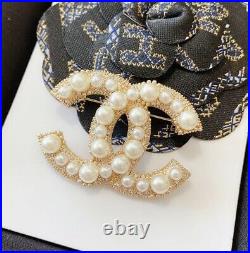 CHANEL CC LOGO Chanel round drill pearl CC brooch beautiful to explode