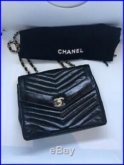 Chanel Authentic Quilted Chevron Purse Handbag Gold Chain CC Lambskin Classic